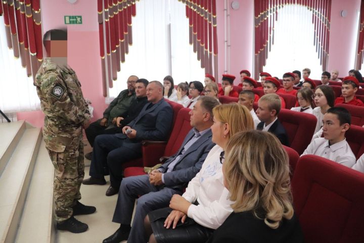 Нәби Дәүли исемендәге гимназиясе укучылары Россия Герое Раил Габдрахманов белән очрашты