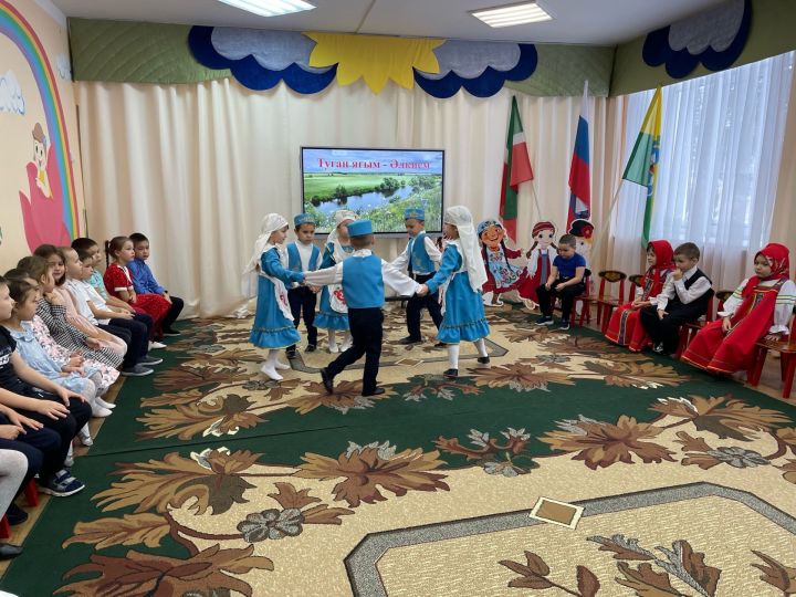 “Ромашка” балалар бакчасына йөрүчеләр махсус хәрби операциядә катнашучы хәрби белән очрашты