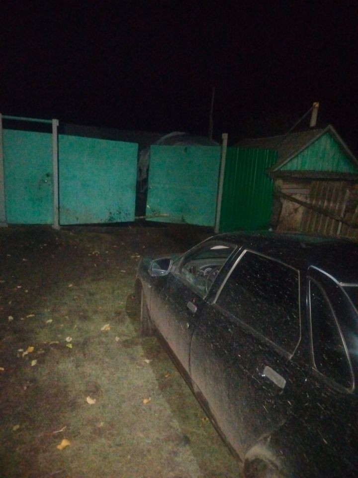 Иске Тахталада яшәүче берәү салмыш хәлдә автомобиле белән идарә итеп,  коймага килеп бәрелгән