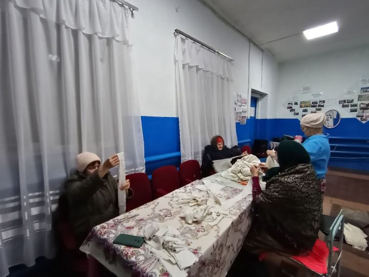 Жители села Верхнее Качеево доделали четвертую маскировачную сетку для бойцов СВО