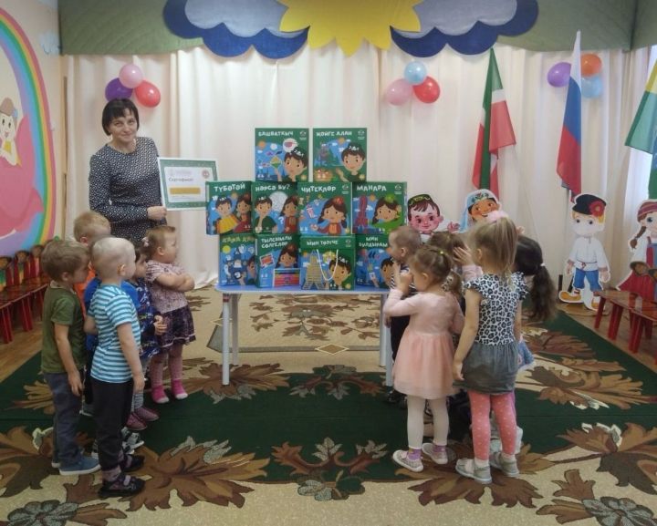 Базарлы Матакның «Ромашка» балалар бакчасына уеннар комплектлары алуга сертификат тапшырылды