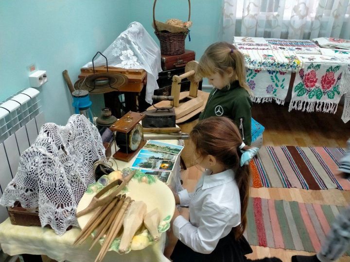 Работники районного дома культуры провели мастер-класс по изготовлению национальных головных уборов