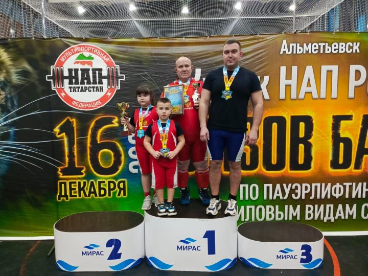 Семья Зиятдиновых из Базарных Матак приняла участие в соревнованиях по пауэрлифтингу и силовым видам спорта