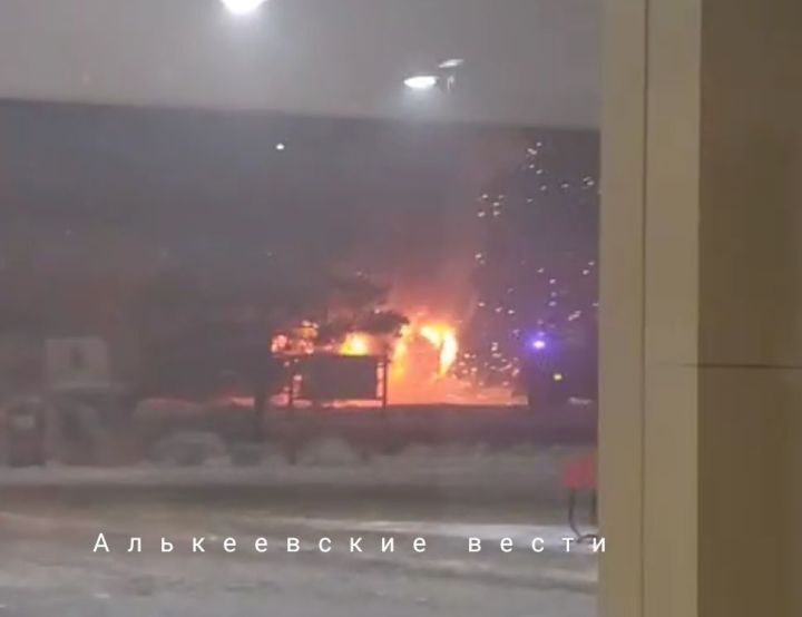 За ночь в Алькеевском районе сгорели цветочный ларек и автомобиль