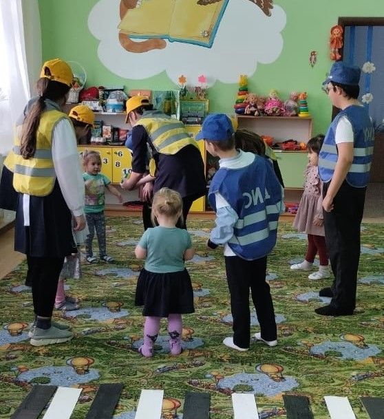 Татар Борнае мәктәбе укучылары сабыйларны юл кагыйдәләре белән таныштырдылар