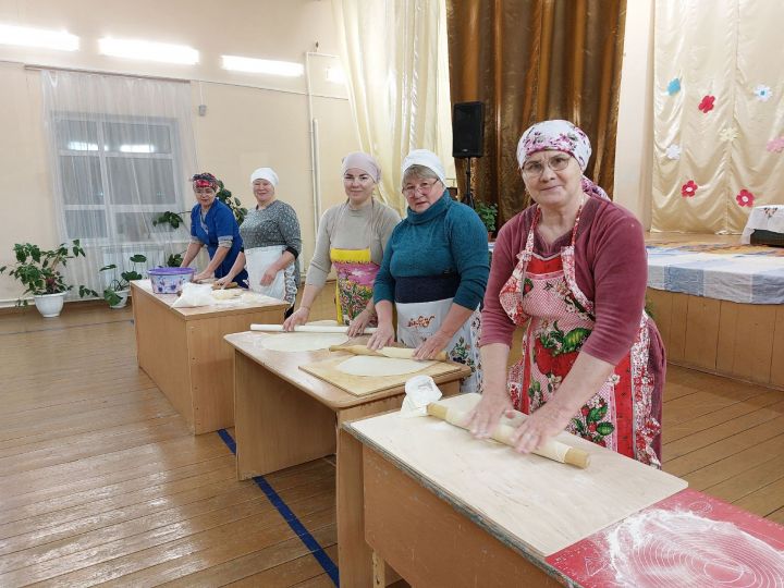 Әхмәт авылы хатын-кызлары солдатларга  өйдә баскан токмач хәзерлиләр