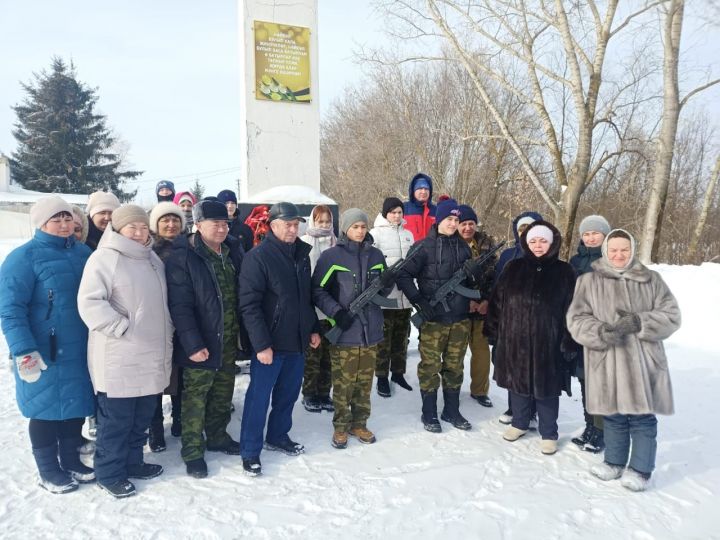 Түбән  Әлки авылында сугышчылар истәлегенә куелган һәйкәл янында чара булды