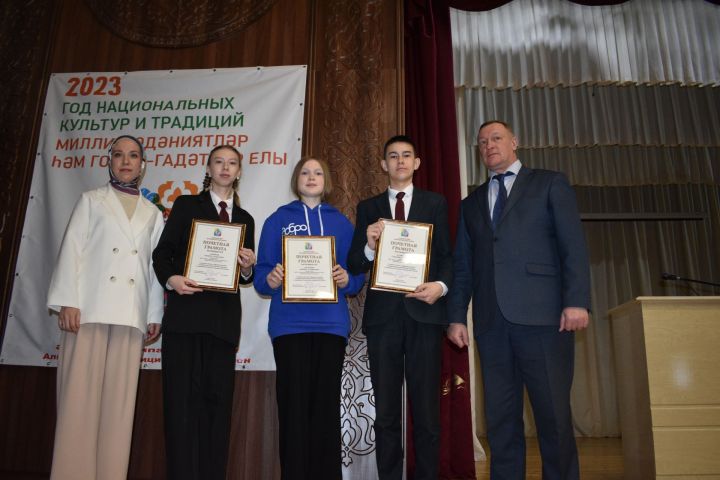 Почетными грамотами главы Алькеевского района награждены помощники по противодействию коррупции