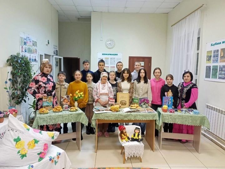 В Ахметьевском сельском доме культуры прошла ярмарка народного творчества «Радуга национальных культур»