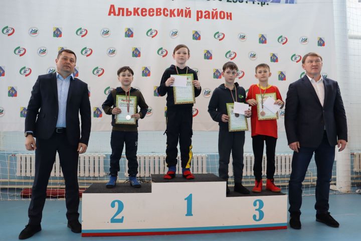 Алькеевцы стали первыми в соревнованиях по борьбе на поясах на призы исполкома района