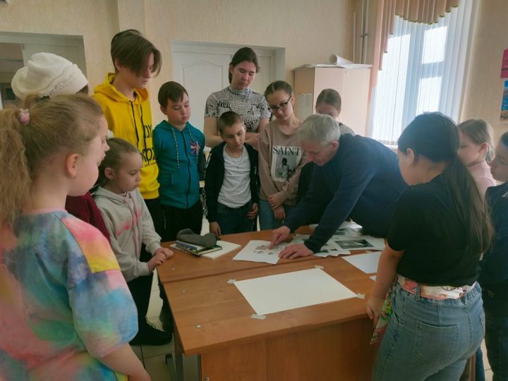 Художник Радик Мингазов в доме детского творчества провёл мастер-класс по рисованию