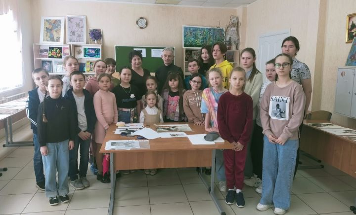 Балалар иҗат йортында рәссам Радик Миңһаҗев рәсем ясау буенча мастер-класс үткәрде