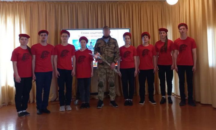 В Алпаровской школе состоялась встреча с Раилем Хайруллиным, вернувшимся со специальной военной операции на Украине