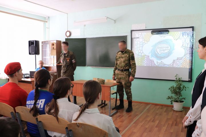 Базарлы Матак урта мәктәбендә мобилизацияләнгән Зиннур Гайнетдинов һәм Иван Туров белән очрашу булды