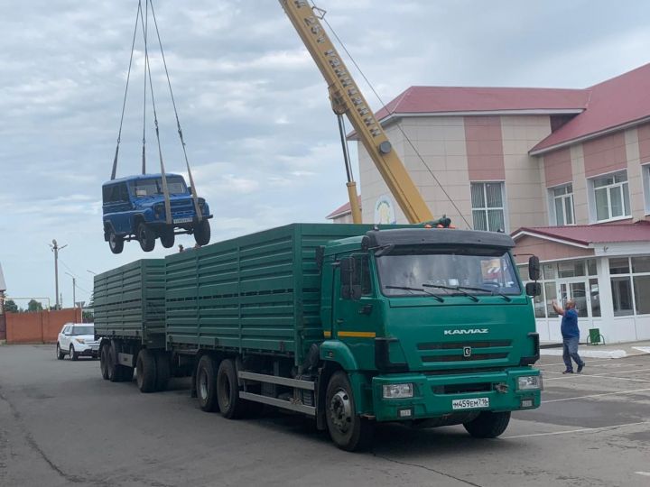 Әлки районыннан Украина җирендә барган махсус операциядә катнашучы егетләргә ике машина озаттылар
