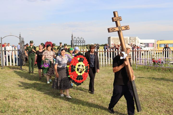 На кладбище Чувашского Шапкино состоялся траурный митинг в связи с проводами Дмитрия Волостнова в последний путь