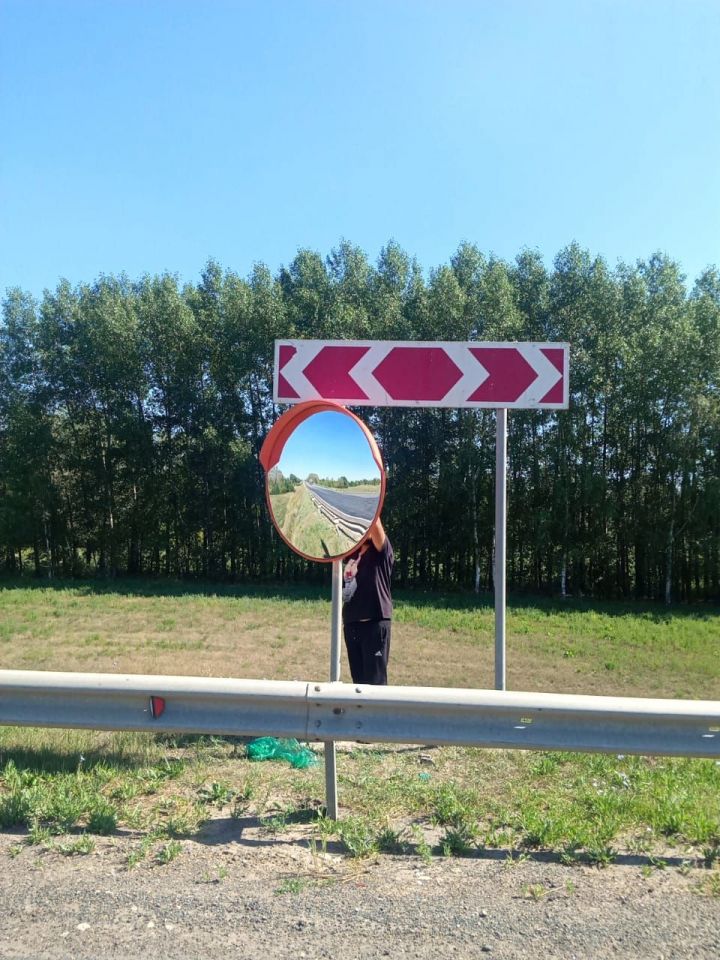 При повороте в сторону села Верхнее Алькеево установили дорожное зеркало