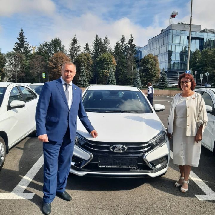 Управление образованием Алькеевского района получила ключи от нового автомобиля