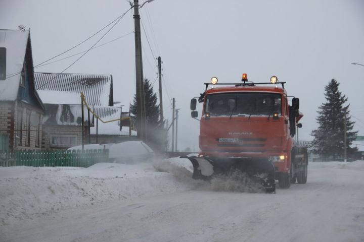 В очистке региональной трассы после снежной бури в районе задействовано 18 единиц специальной дорожной техники