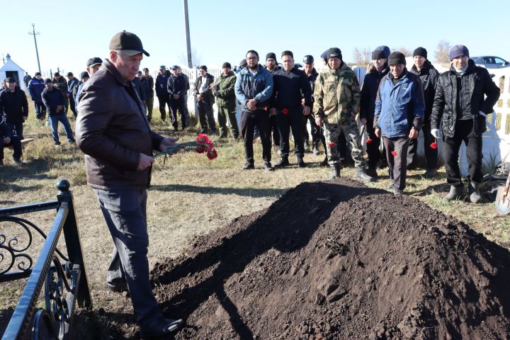 Алькеевцы проводили в последний путь участвовавшего в СВО Айрата Фасхутдинова