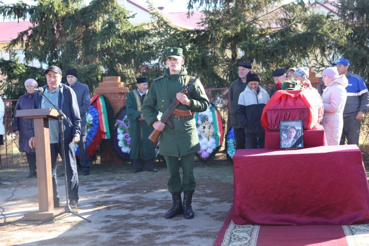 Жители Старых Салман проводили в последний путь героически погибшего в зоне СВО Радика Набиева