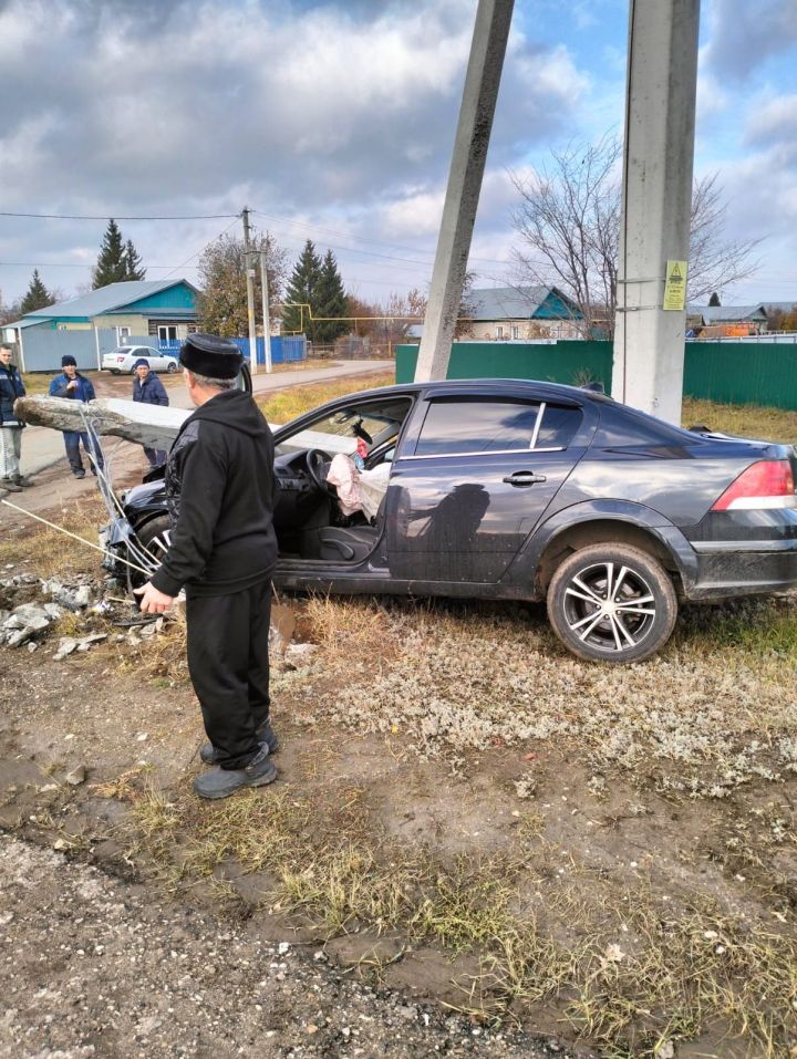 В Базарных Матаках водитель легкового автомобиля совершил наезд на электрический столб