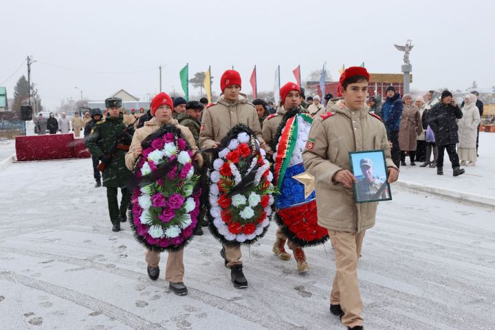 Әлкилеләр өлешчә мобилизация чорында хәрби хезмәткә чакырылган Әмир Нотфуллинны соңгы юлга озатты