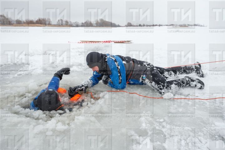 Зимний лед до наступления устойчивых морозов непрочен