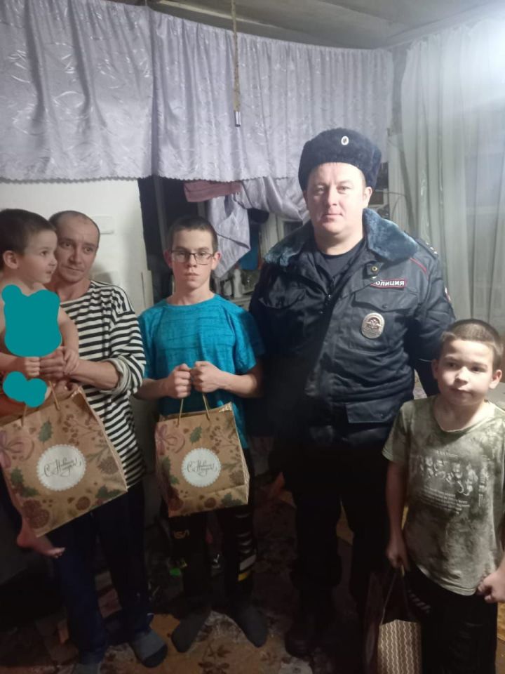 Әлки районының полиция хезмәткәрләре Яңа ел бүләкләре тапшырды