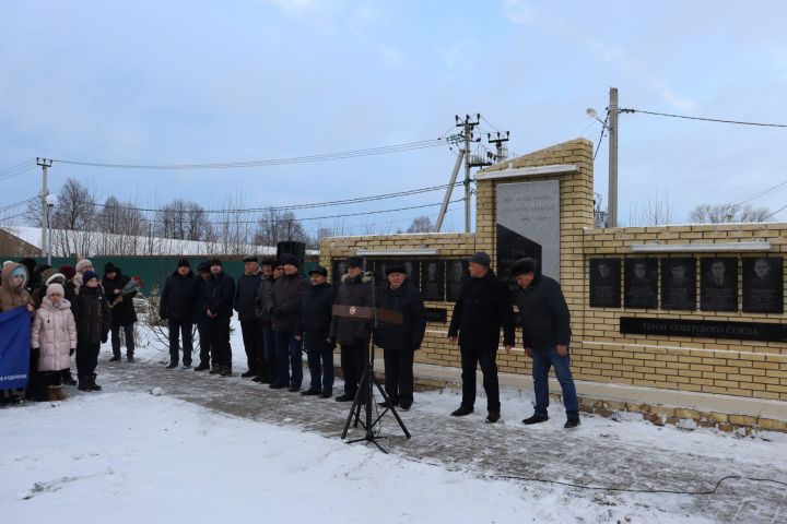 В парке Героям районного центра состоялся торжественный митинг