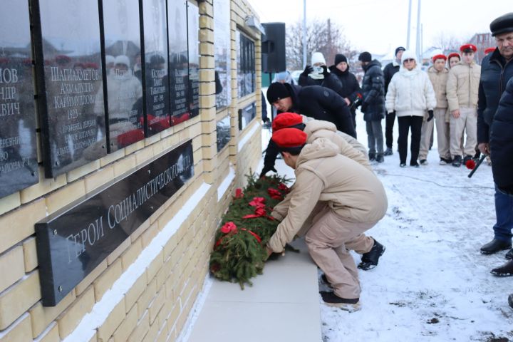 В парке Героям районного центра состоялся торжественный митинг