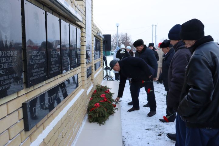 В парке Героям районного центра состоялся торжественный митинг