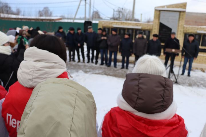 В парке Героям районного центра состоялся торжественный митинг