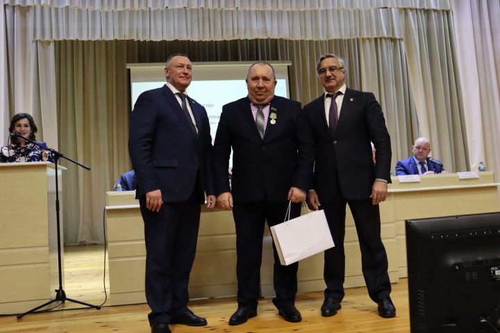 Әлкилеләргә медаль тапшырылды
