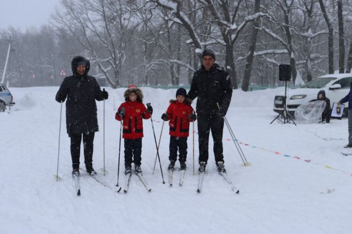 Спортсмены и любители лыжного спорта собрались около детского лагеря «Дубки»