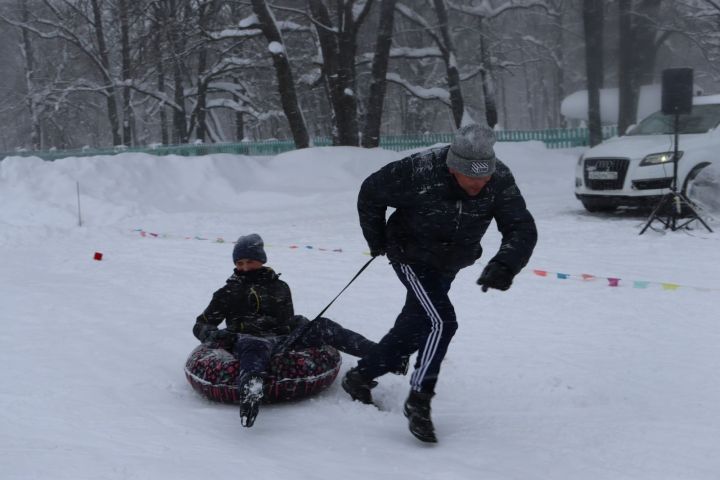 Спортсмены и любители лыжного спорта собрались около детского лагеря «Дубки»