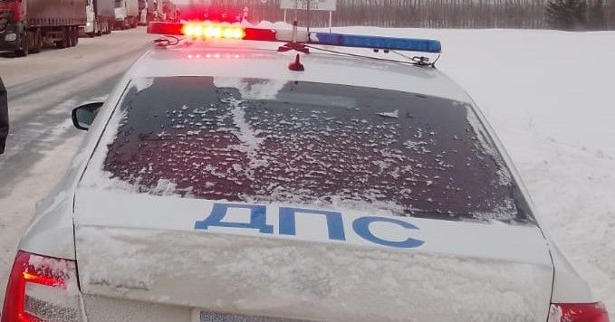 Полицейский из Татарстана отвёз в больницу малышку, к которой из-за снегопада не смогли доехать врачи