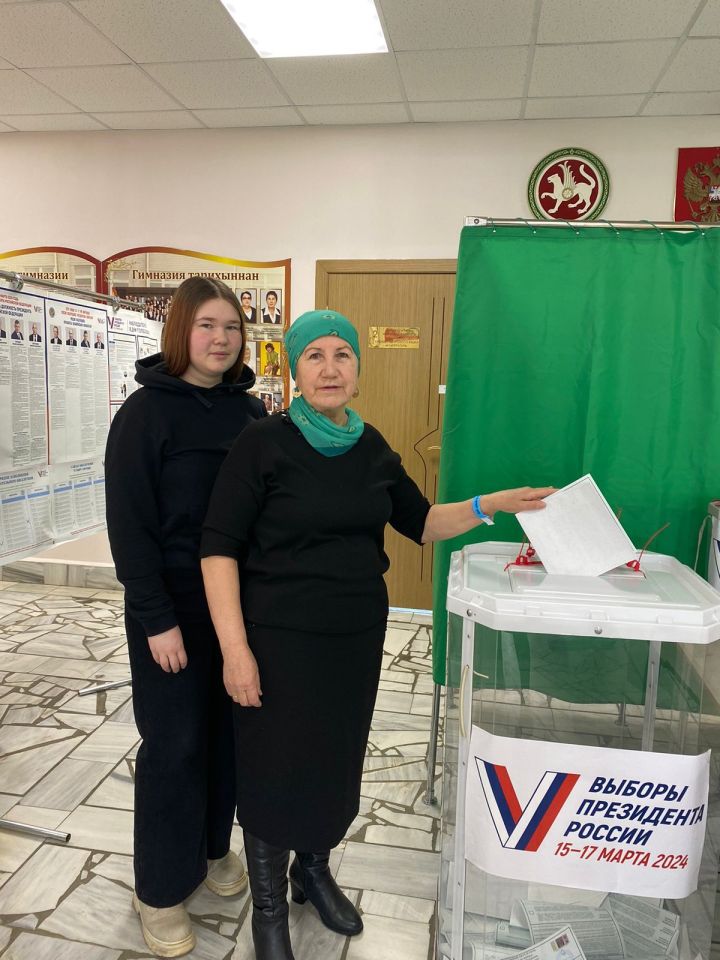Савия Бадыгина пришла на избирательный участок вместе с внучкой Сембел