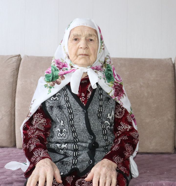 Югары Әлморза авылыннан 90 яшьлек Рәшидә Зарипованың оныгы махсус хәрби операциядә катнаша