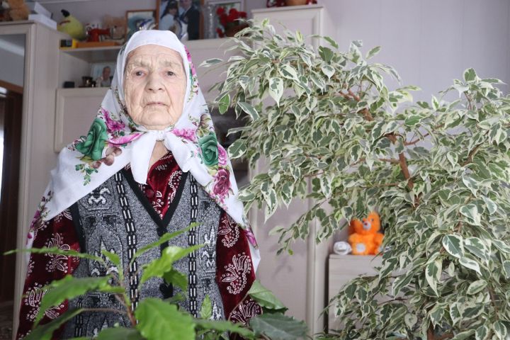 90-летняя жительница села Верхнее Альмурзино Рашида Зарипова – вдова фронтовика