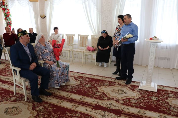 Жители села Нижнее Алькеево Ринат и Сания  Сабировы отметили 50-летие совместной жизни