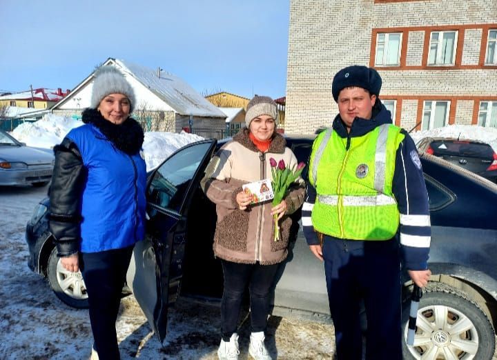 Автоинспекторы района поздравили автоледи с праздником
