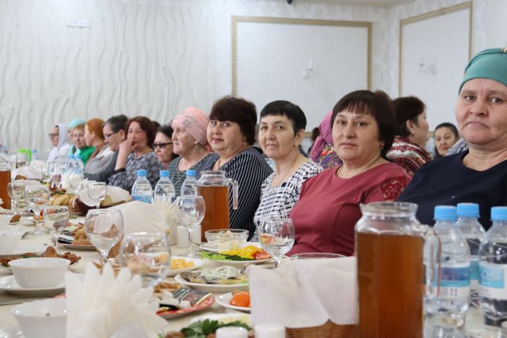 Махсус хәрби операциядә катнашучы ир-егетләребезнең әниләре, хатыннары, якыннары  хөрмәтләнде