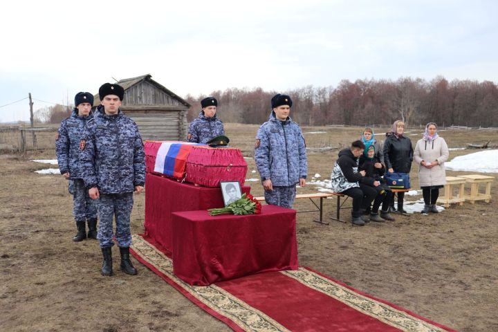 Для нас он – образец мужества и отваги. Вечная ему память.