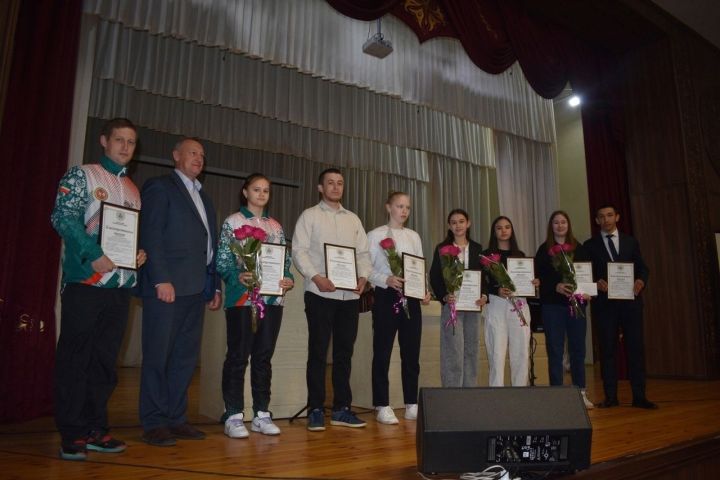 Александр Никошин спортта югары нәтиҗәләргә ирешүчеләргә Рәхмәт хатлары тапшырды