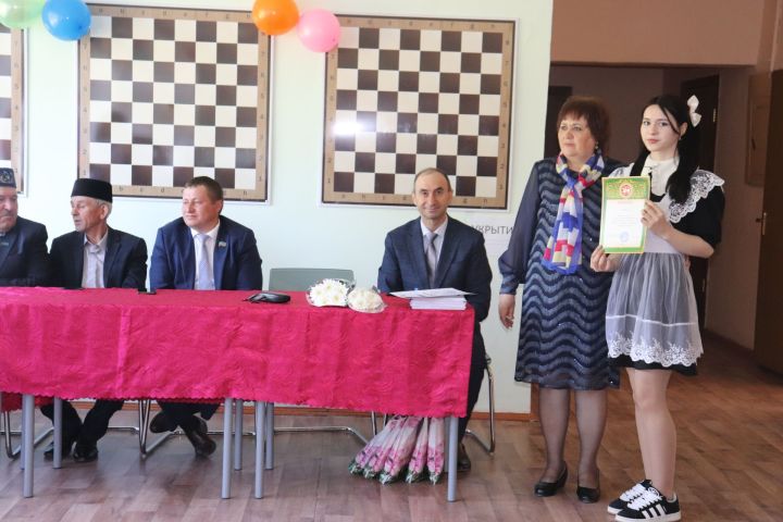 Староалпаровской средняя школа попрощалась с выпускниками в 100-й раз