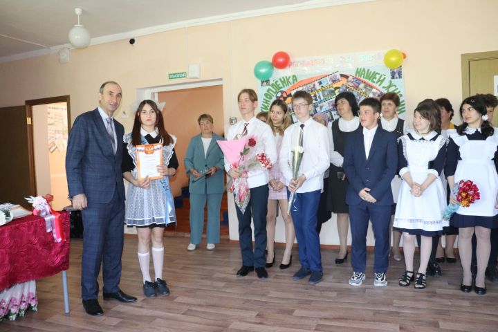 Староалпаровской средняя школа попрощалась с выпускниками в 100-й раз