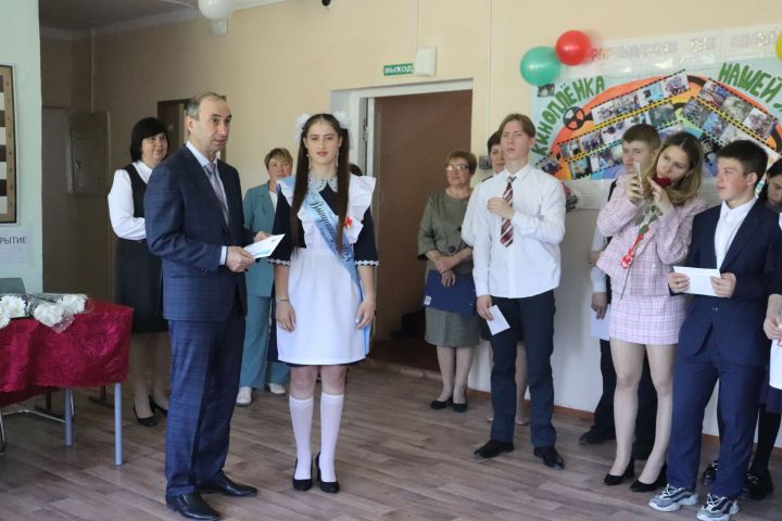Староалпаровской средняя школа попрощалась с выпускниками в 100-й раз