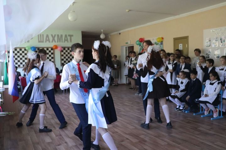 Староалпаровской средняя школа попрощалась с выпускниками в 100-й раз