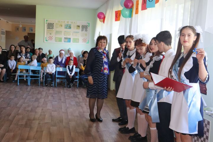Староалпаровской средняя школа попрощалась с выпускниками в 100-й раз